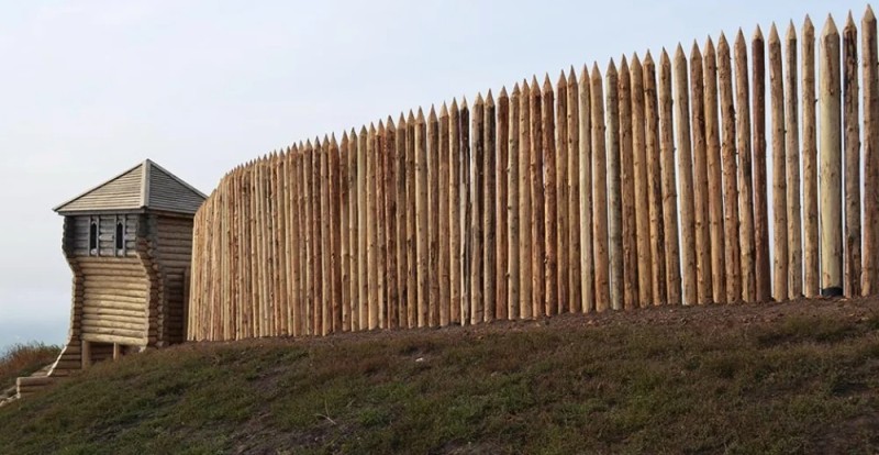 Create meme: wooden fence, palisade fence, fences palisades in ancient russia