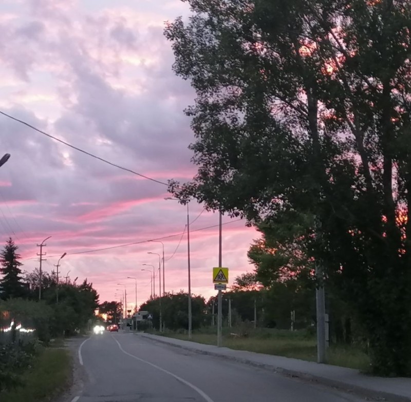 Создать мем: город, закат в городе, дорога на закате