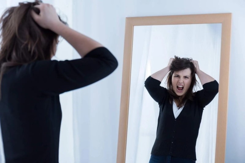 Create meme: screaming woman, the woman is unhappy, reflection in the mirror