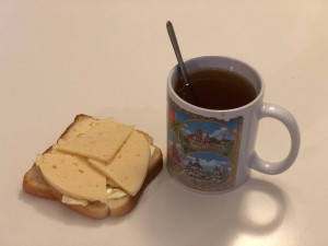 Создать мем: вкусный завтрак, кофе и бутерброд с сыром, сыр