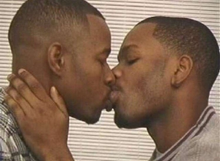 Создать мем: два негра целуются, поцелуй с афроамериканцем, негр целует