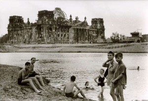 Создать мем: разрушенный рейхстаг, рейхстаг 1945, рейхстаг берлин 1945