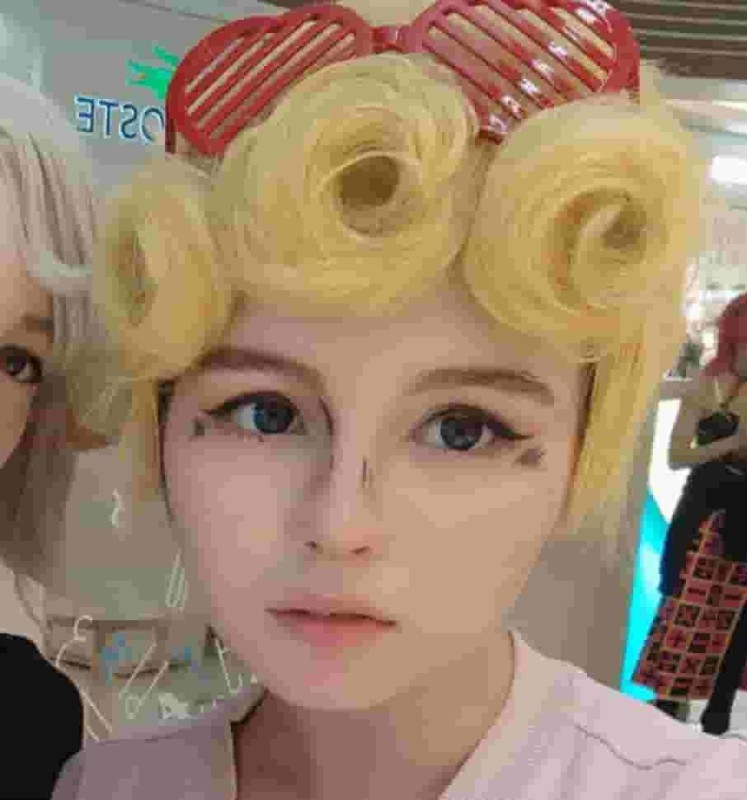 Create meme: EFFIE trinket, giorno giovanna cosplay hairstyle, cosplay 