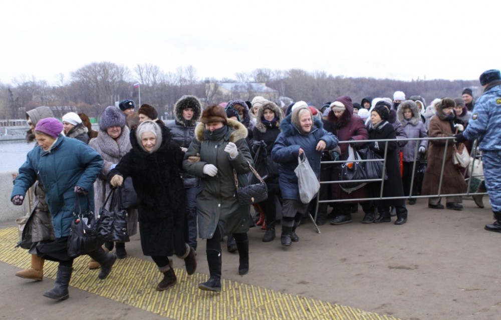 Бороться очередь. Очередь из бабушек. Бабушки в очереди. Бабулька в очереди. Бабки в очереди за пенсией.