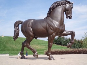 Создать мем: лошадь скульптура, скульптура белой лошади, большая скульптура лошади