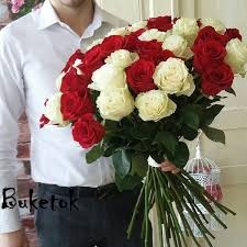 Создать мем: букет красных роз от мужчины, 101 роза 50 см, 51 роза