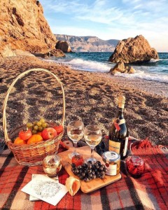 Создать мем: море фрукты, пикник у моря с вином, пикник на пляже