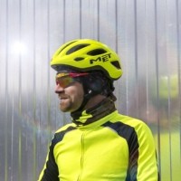 Создать мем: велосипедный шлем, джон, велокуртка decathlon van rysel