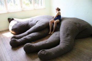Создать мем: видео про самые присамые большие при большие подушки, диван в форме гигантской свиньи, необычные диваны