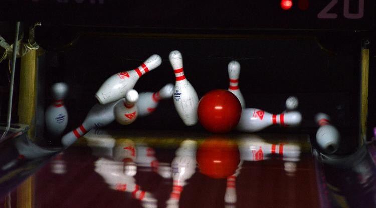 Create meme: bowling strike, bowling pins, bowling game