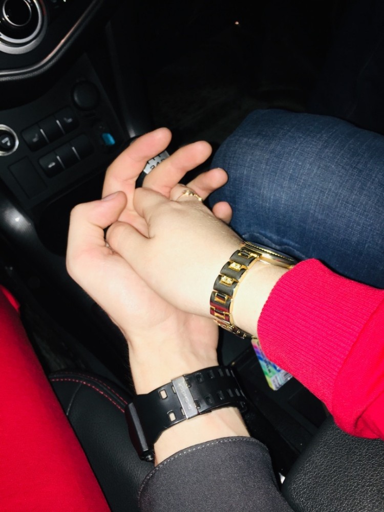 Фото рука в руке влюбленные в машине