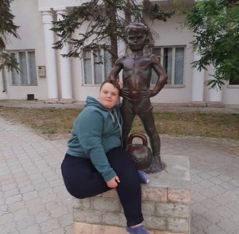 Create meme: girl , people , Yevpatoria boy with a weight sculpture