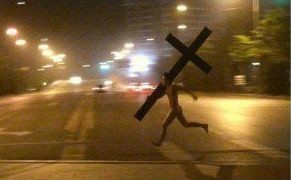 Создать мем: крест прикол, бежит с крестом, мужик с крестом