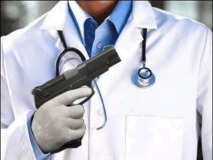 Создать мем: врач скорой, doctor, врач с пистолетом