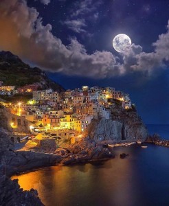 Create meme: Grand Manarola, Manarola by night, Manarola Italy in the winter