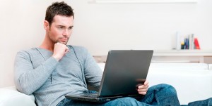 Создать мем: мужчина сидит с улыбкой, грустный мужчина за компьютером, человек за ноутбуком картинки