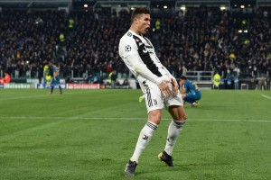 Создать мем: ronaldo ajax, жест роналдо в матче с атлетико, Криштиану Роналду