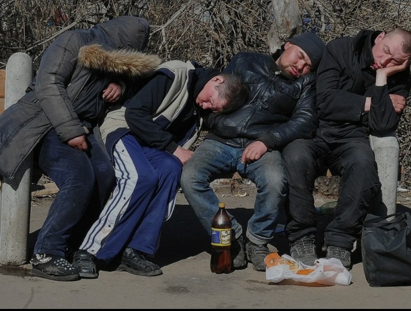 Create meme: drunk , four drunks, a crowd of homeless