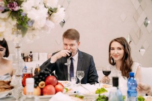 Создать мем: люди на свадьбе, свадебный ведущий, свадебный