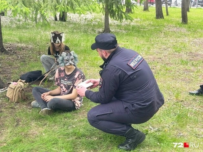 Создать мем: полицейская собака, патрулирование лесов лесная охрана, нубик шахтёр побег из тюрьмы