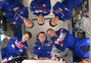 Создать мем: команда мкс, одежда космонавтов на мкс, космонавты на борту мкс