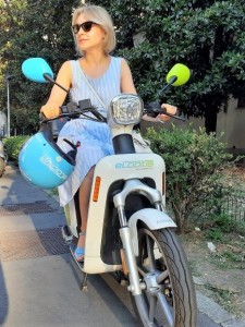 Создать мем: елена санжаровский, мотороллер веспа, мотоцикл для девушки