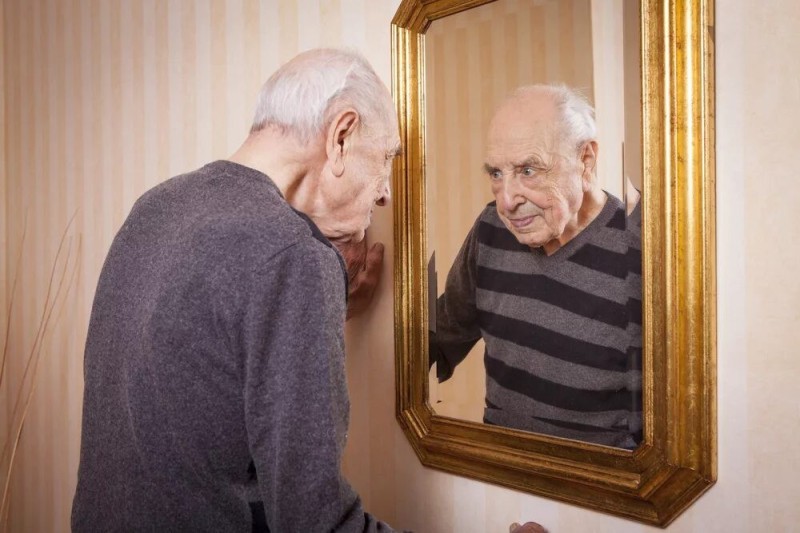Создать мем: отражение мужчины в зеркале, отражение человека в зеркале, старик в зеркале