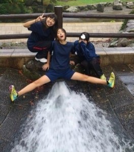 Create meme: Japanese flow meme, girls are flowing, the girl in the fountain flowed