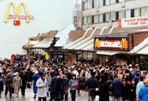 Создать мем: макдональдс на пушкинской открытие, первый макдональдс в москве открылся, очередь в макдональдс 90