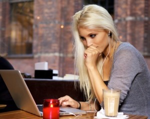 Create meme: photo blondes at work behind the computer, photo of a girl in a cafe with a computer, pictures of blondes in cafe