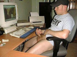 Порно видео дрочит перед компьютером