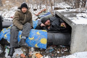 Создать мем: бомжи зимой, бомж в снегу, бомжи в россии