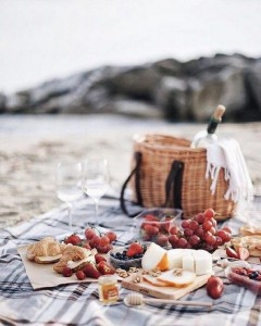 Создать мем: завтрак на берегу моря, пикник на пляже пара, пикник на берегу моря с корзиной