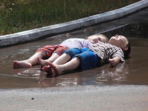 Создать мем: девочка лежит в луже, подожди, человек