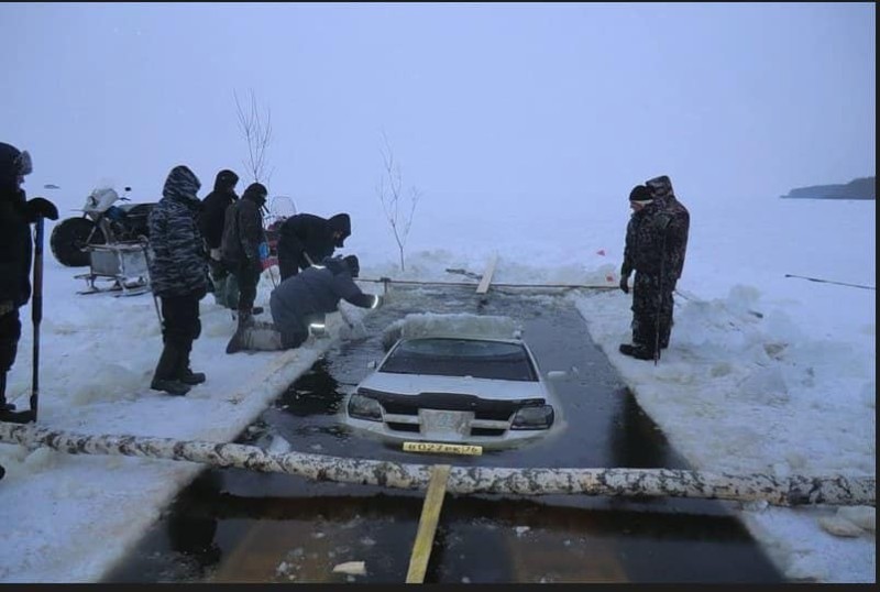 Создать мем: с крещением авто, зимняя рыбалка, машина провалилась под лед