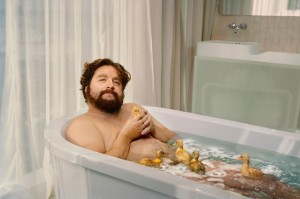 Создать мем: Мужчина в ванне, зак галифианакис с уточками, зак галифианакис в ванне