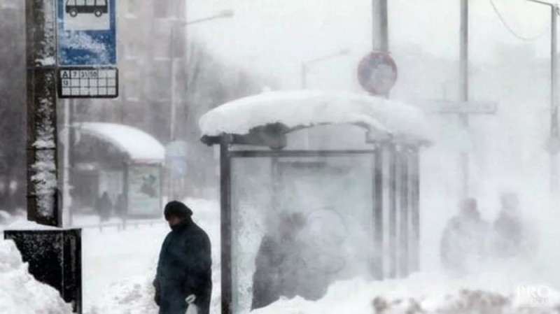 Создать мем: метели, метель в городе, сильный снег