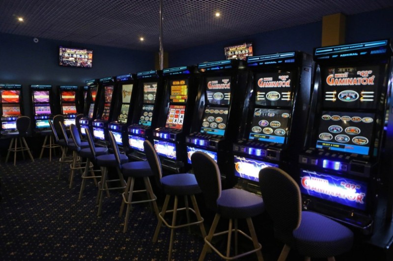 Create meme: casino of the world 75 Nizhnevartovsk, slot machine room, thaler slot machine hall in Brest