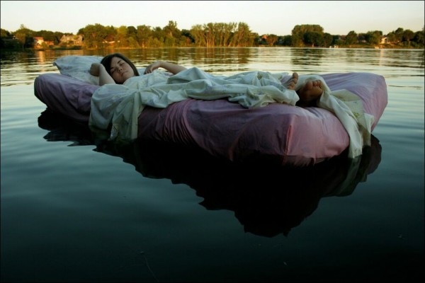 Фотосессия на матрасе в воде