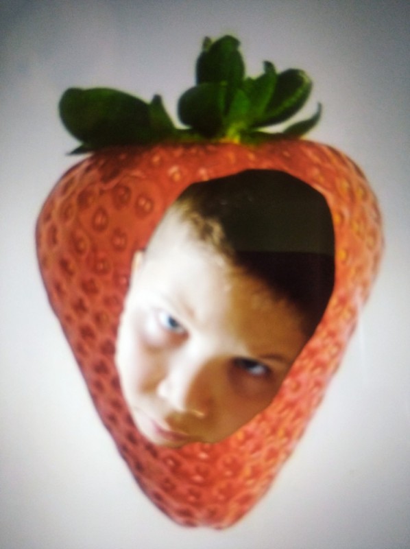 Создать мем: ягода клубника, человек, клубника на голову