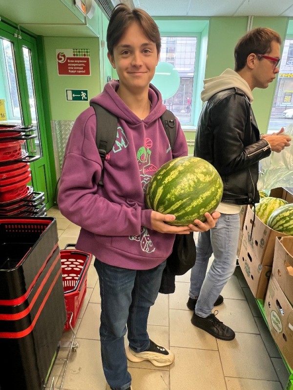 Create meme: watermelon or melon, choose a watermelon, ripe watermelon