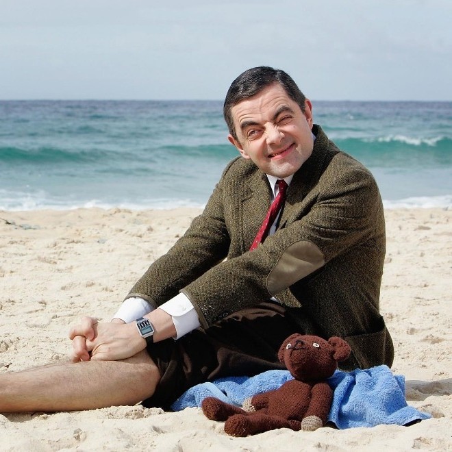 Создать мем: роуэн аткинсон, classic mr bean, мистер бин на пляже