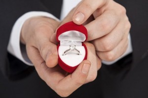 Создать мем: мужчина дарит кольцо, подарок кольцо, кольцо для предложения руки и сердца