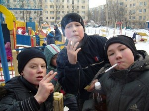Создать мем: школьник курит сахар, школьник гопник, быдло школьник