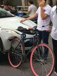 Создать мем: велосипедист, велосипед в городе, немецкий велосипед против китайской машины