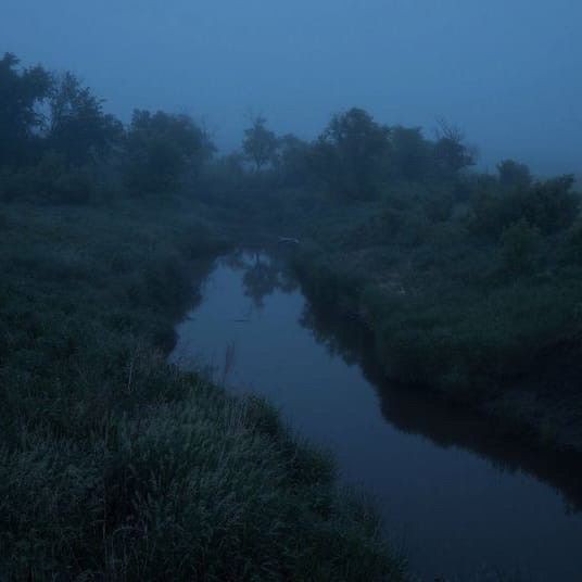 Создать мем: пейзаж ночь, река, мрачное место