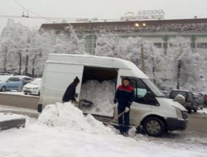 Создать мем: уборка снега тракторами, снег, уборка снега