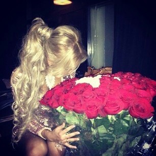 Create meme: blonde from the back with flowers, blonde with a bouquet, girl 