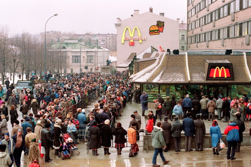 Создать мем: очередь в макдональдс 1990 москва, первый макдональдс в россии, очередь в макдональдс 1990