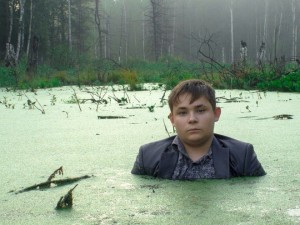 Создать мем: фотосессия в болоте, болото, школьник в болоте мем
